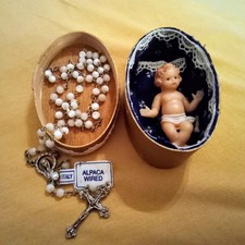 "Jesuskind" in verzierter Spanschachtel, 8 cm + Rosenkranz aus Italien