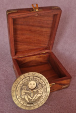 Mondkalender aus Messing in schöner Holzschatulle - Antik Finish Design