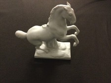 Porzellan Figur KPM Berlin, Springendes Pferd auf Sockel, unbeschädigt