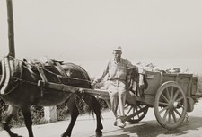 Mann sitzt auf Deichsel eines Pferde Fuhrwerk Kutsche beladen mit Steinen Foto