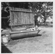 +Junger Mann in Zinkbadewanne+