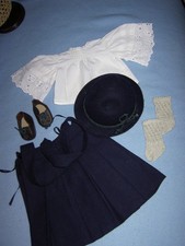 Schöne alte Puppenkleidung