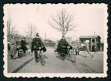 Foto Wehrmacht Polizei mit Signalkelle Grenze ? o.ä. Holland Belgien 1940