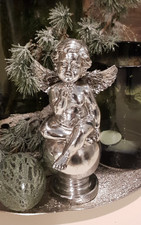 Lene Bjerre Putte auf Kugel