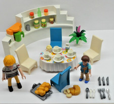 Familie im Esszimmer +