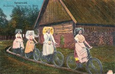 Spreewald             Radelnde Mädchen in Burg