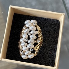 Ring mir Perlen und Steinen