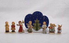 Hummel Display mit Göbel Figuren. Engel, Sänger, Weihnachten. Konvolut 7 Figuren