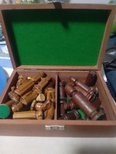 Alte Schachfiguren aus Holz im