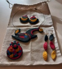 selbstgemachter schmuck Zwei mal Ohrringe Eine Brosche Eine Kette