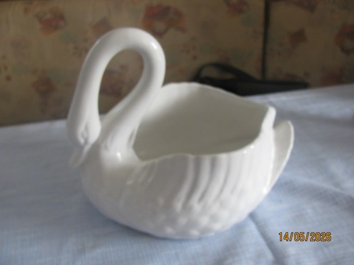 Weißer schwan aus porzellan - aus,