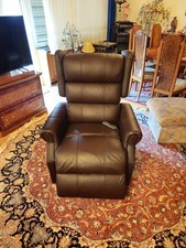 Seniorensessel einer Unbenutzt mit Kratzspuren,der andere als Ersatzteil Nutzbar