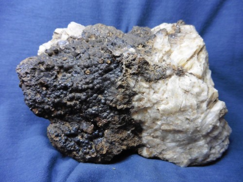 Schöner glaskopf auf quarz - schöner,