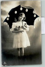 39171081 - Am Regenschirm haengen Ostereier, Maedchen im Spitzenkleid mit