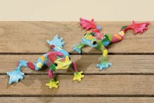2 Stück bunte Frosch Figuren