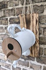 Handgemachtes Vogelhaus aus Porzellankanne – Upcycling Gartendeko