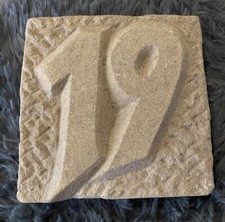 Hausnummer 19 aus Sandstein