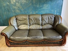 Ein dreisitziges Sofa aus