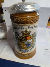 Krug mit Zinndeckel von