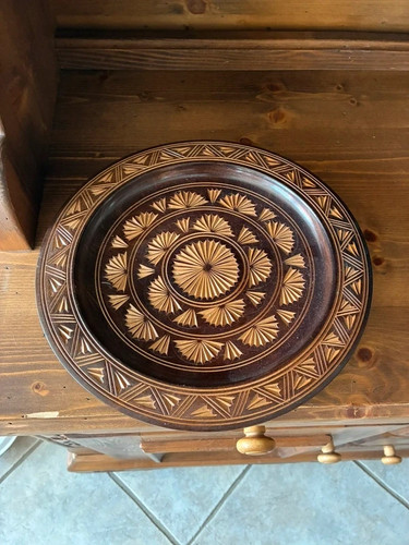 Kunstvoll geschnitzter