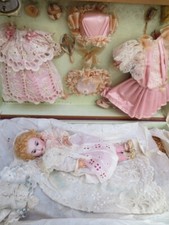 ANTIKER-GROSSER-TROUSSEAU-PORZELLANK.PUPPE-KOMPLETT-INCL.5 KLEIDER+VIEL-ZUBEHÖR