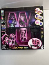 Monster High Draculaura Secret Potion Room Puppen-Spielset mit mehr als 12 Ac...