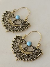 Ohrringe Im Antik Look, goldfarben mit türkisem Stein