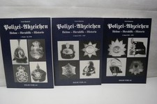 Polizei-Abzeichen. Helme -