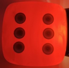 Faturan DDR Würfel ca. 30,7 g / 2,8 cm Bakelit Catalin Kunstharz rot Schlieren