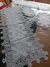 Set aus Tischdecken, verschiedene Größen in weiß mit Spitze