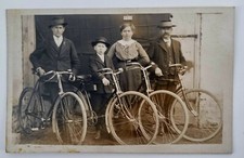 Familie mit Fahrrad Foto