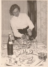 Vintage Foto Schöne Frau am gedeckten Tisch Momentaufnahme 50er Jahre