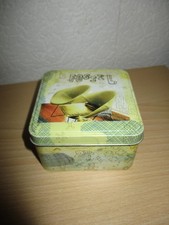 Fossil Dose, ca. 6 x 9,5 x 9,5 cm.