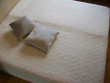 Große Tagesdecke gesteppt creme & 2 neue Kissen mit Füllung