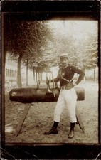 Foto Ak Mann in Uniform, Turnpferd, Turngerät, Trompete - 4312865