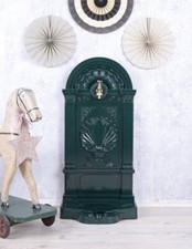 Historischer Standbrunnen Brunnen grün mit Wasserhahn Zierbrunnen Gartenbrunnen