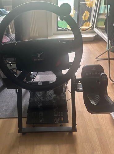 Lenkrad mit pedalen und - mit,