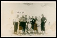 Skifahrer mit Mann im Eisbär Kostüm - Foto-AK 14x9cm