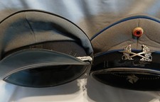 2 alte Heeresschirmmütze von