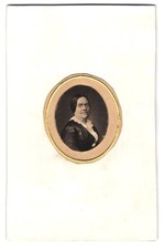 Fotografie Portrait Dame im Biedermeierkleid, eiweißgehöht, frühe Fotografie 