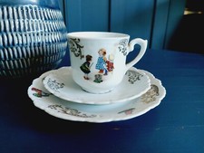 Gedeck für Kinder - 50er Kaffeegeschirr aus Porzellan mit Golddekor 3-teilig.