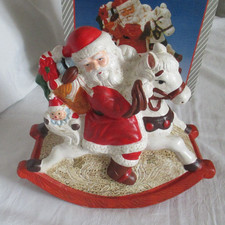 ältere  Spieluhr mit Weihnachtsmann auf Schaukelpferd  Keramik