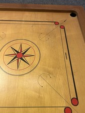 Schönes offizielles Carrom-Board mit Zubehör