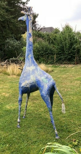 Blaue männliche giraffe mit - blaue,