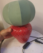 Rote verspielte Tischlampe aus