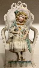 Hertwig & Co. Biskuitporzellanfiguren – sitzende Mädchen