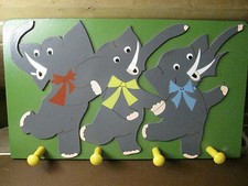 Kinderzimmer-Garderobe, Wandgarderobe, Holz, tanzende Elefanten