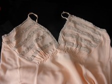 Antikes Negligee zarte Spitze lachsrosa Charmeuse ca. Gr. 38