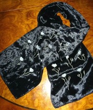 Samtschal  20x120 cm schwarz- feine Blütenstickerei apartes italienisches Modell