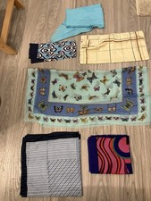 Verschiedene Schals Und Tücher In Verschiedenen Farben Und Größen